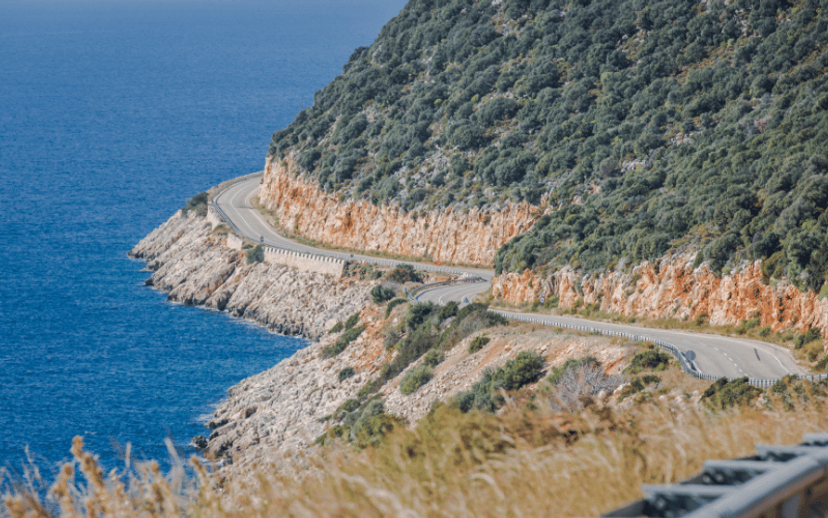 Kaş'a Ulaşım: Antalya mı Dalaman mı? 2026 Rehberi